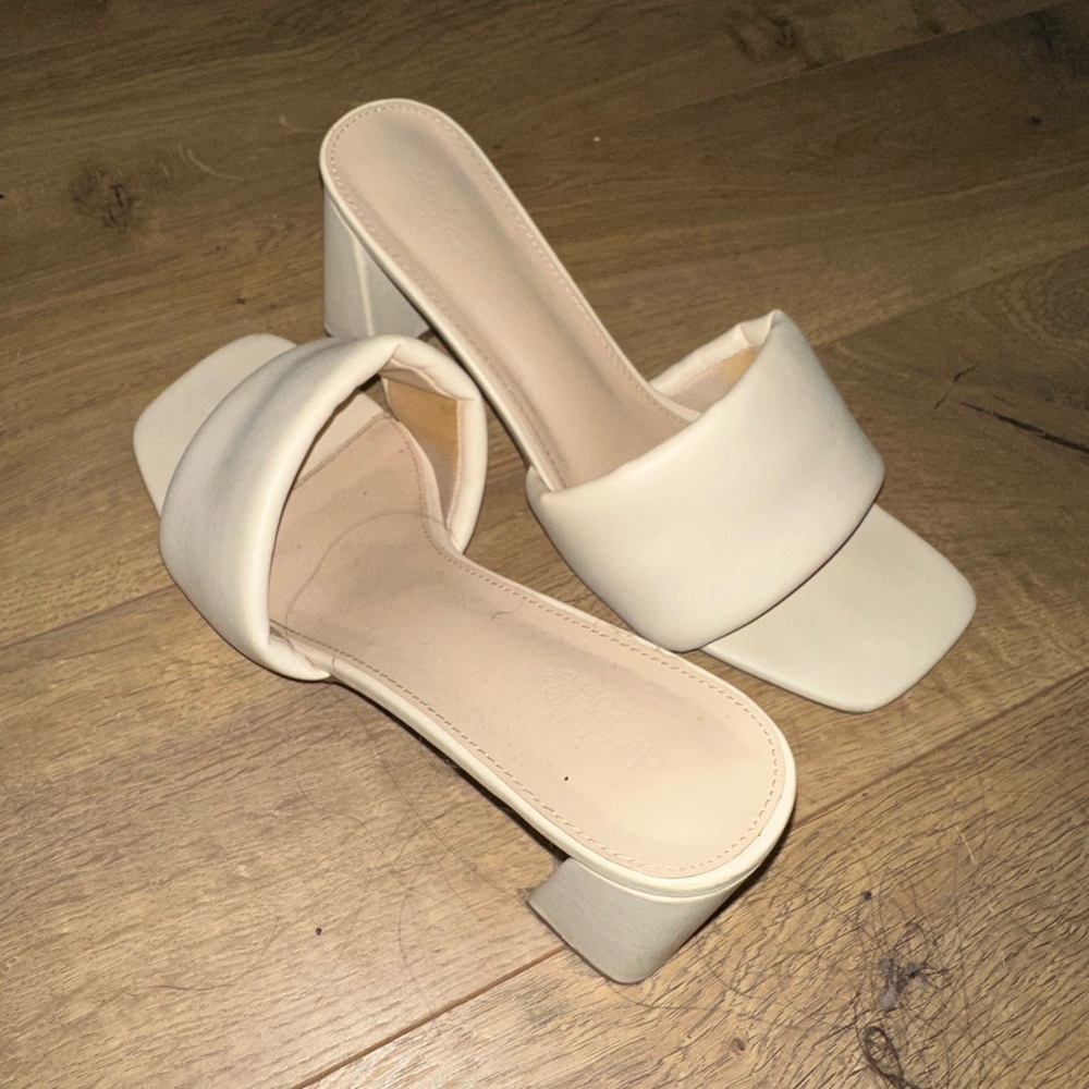 CREAM KITTEN HEELS